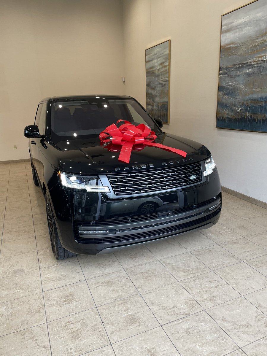 MissPoshNizi's tweet photo. Finally got my push gift! Specially ordered it in January and now it’s finally mine! The brand new 2023 Range Rover! 😍😍😍❤️❤️❤️ https://t.co/z9hTS7Z6M7