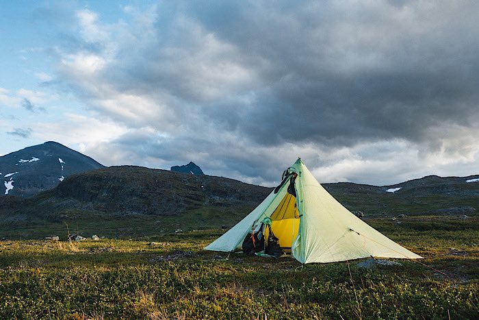 OutdoorsMH's tweet photo. Evening light on the shelter, before the wind and rain came. Pitched below Vuojnesvárasj, Sarek, Northern Sweden ⠀⠀⠀⠀

August 2022 #ultralightbackpacking #hiking #backpacking #sweden #ultralight #sarek #sareknationalpark #mountainlaureldesigns https://t.co/irsdeyIfj5