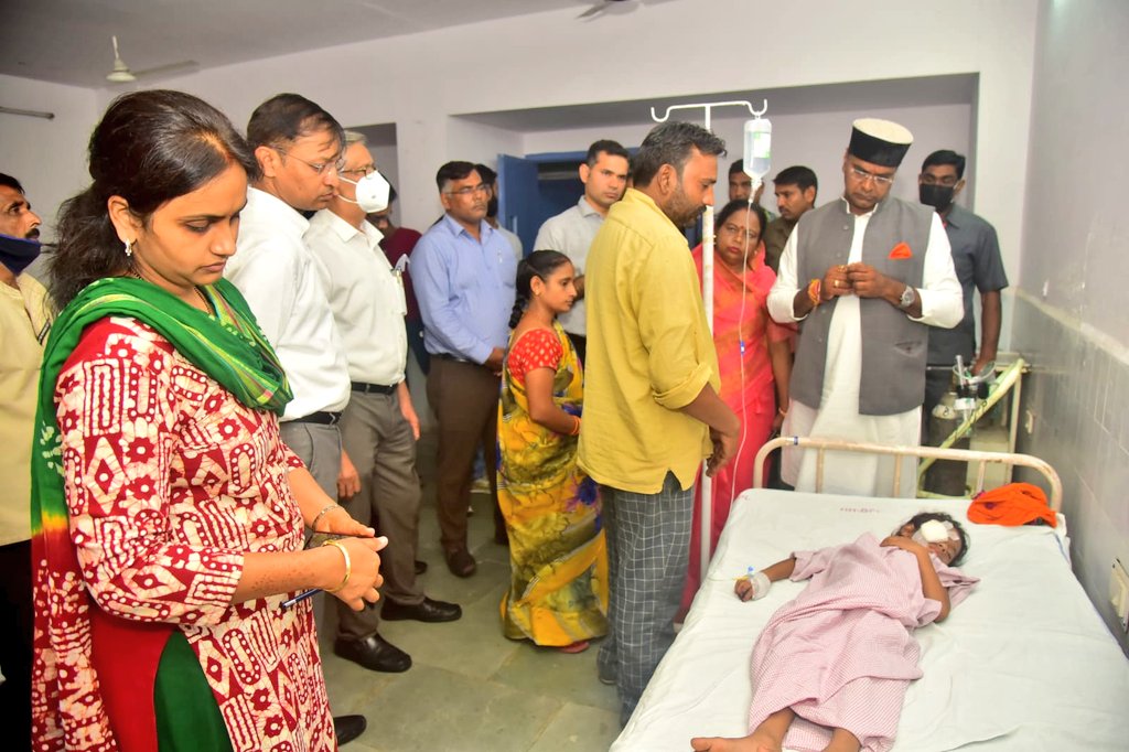 VishvasSarang's tweet photo. हमीदिया अस्पताल में कुत्तों के हमले में घायल हुई 7 वर्षीय बेटी सुहानी कुशवाहा का हाल जाना एवं चिकित्सकों से चर्चा कर स्थिति की जानकारी ली। 

बेटी सुहानी के उपचार के लिये सरकार द्वारा हर सम्भव सहायता उपलब्ध कराई जाएगी। 
#Bhopal https://t.co/TP4FftVLtb