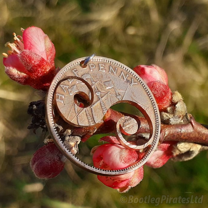 BootlegPirates1's tweet photo. New in store, #YingYang on an old Victorian penny pendant. Available in store! All pendants come with an adjustable waxed cord.
https://t.co/N6mcrdTJ77
#Jewelry #HandMadeJewelry #Jewellery #HandCutCoin #ShopSmall #ShopIndie #UKSmallBiz #UKCraft #Coins #SupportSmallBiz https://t.co/NWipIiKnHt