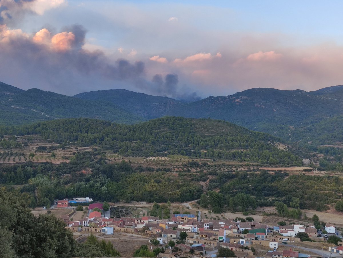 Baja el fuego #IFBejis  por el cerro de la Viruela y desde el collado de la Salada hacia #lapobleta #andilla