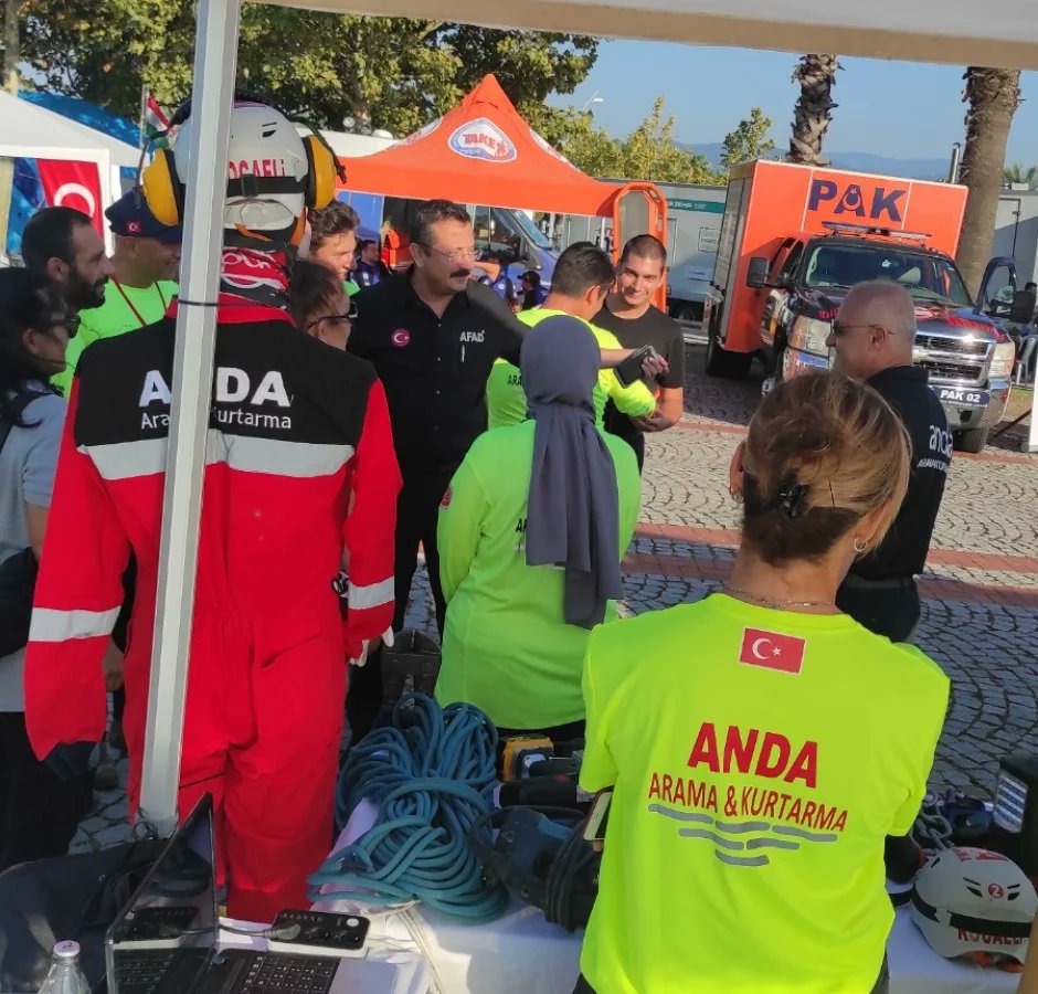 andaAke's tweet photo. ⚫ 17 Ağustos Gölcük Depremi Şehitlerini Anma Programı

ANDA Arama Kurtarma Ekiplerimiz, Gölcük'te @AFADBaskanlik tarafından düzenlenen anma programına katıldı. 

@afadkocaeli

#17AğustosDepremi #aramakurtarma #andaderneği https://t.co/nftFRv2CFw