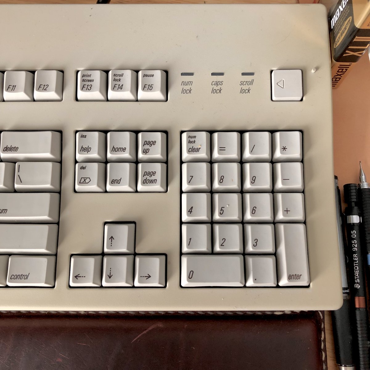 luxuryluke's tweet photo. #MechanicalKeyboard is trending and I am a sucker for this lovely 1990 ADB (Apple Desktop Bus) Apple Extended Keyboard II, the daily driver. Refurbed caps by hand and slight lube on Alps dampened cream switches and mod stabs. #FrogDesign #AEKII https://t.co/0KbnGt34Hc
