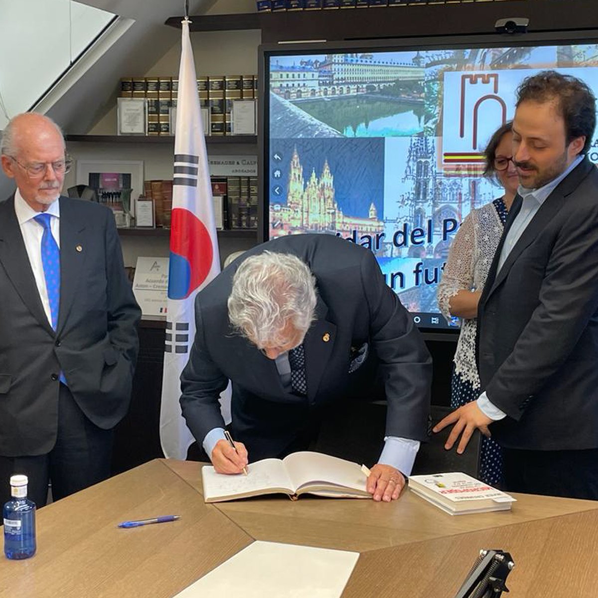 PROCORP's tweet photo. Hoy jueves #TBT recordamos la visita de nuestro invitado especial @PlacidoDomingo en la oficina de nuestros socios y amigos @cremadescsotelo
#Procorp #PlácidoDomingo #ZarzuelaEspaña https://t.co/9DRotKNWNh