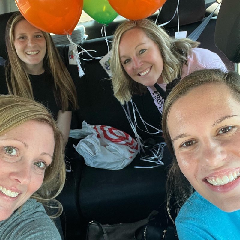 WSDDrB's tweet photo. The reading team had some fun delivering balloons to our incoming kindergarten Ss! @smooresys @mrs_swantner @PrincipalRLA #WeAreWentzville #WSDfamily #BetterTogether #TeamWSD https://t.co/UO31ef4HLg