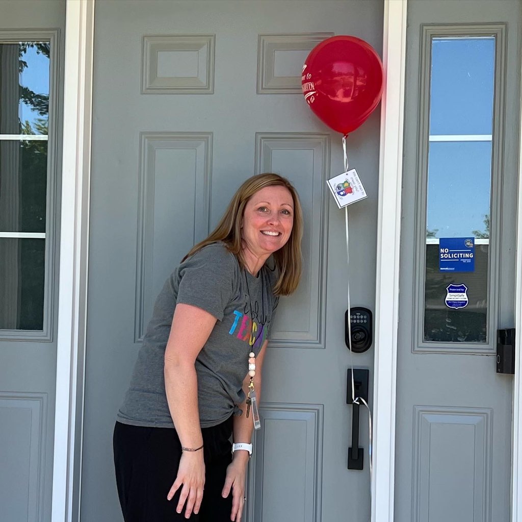 WSDDrB's tweet photo. The reading team had some fun delivering balloons to our incoming kindergarten Ss! @smooresys @mrs_swantner @PrincipalRLA #WeAreWentzville #WSDfamily #BetterTogether #TeamWSD https://t.co/UO31ef4HLg
