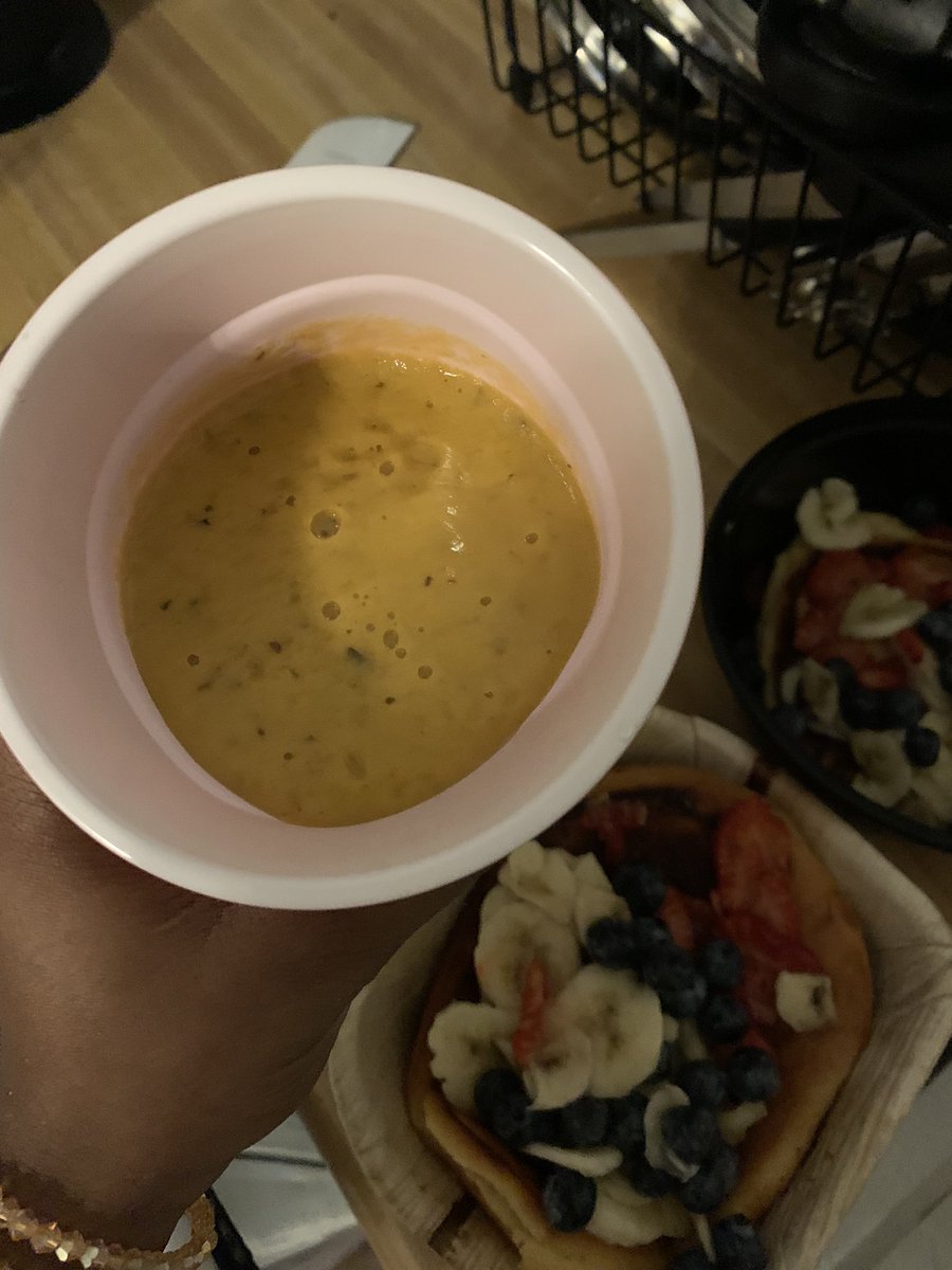 toriyella_'s tweet photo. Started the ☀️ with breakfast 💓 listening to @whoisumi forest in da city 🫧 coconut pancake w fruits &amp; carrot, kale, pine, mango, sea moss smoothie 🪴 I am alive https://t.co/dZMLlZiSAu