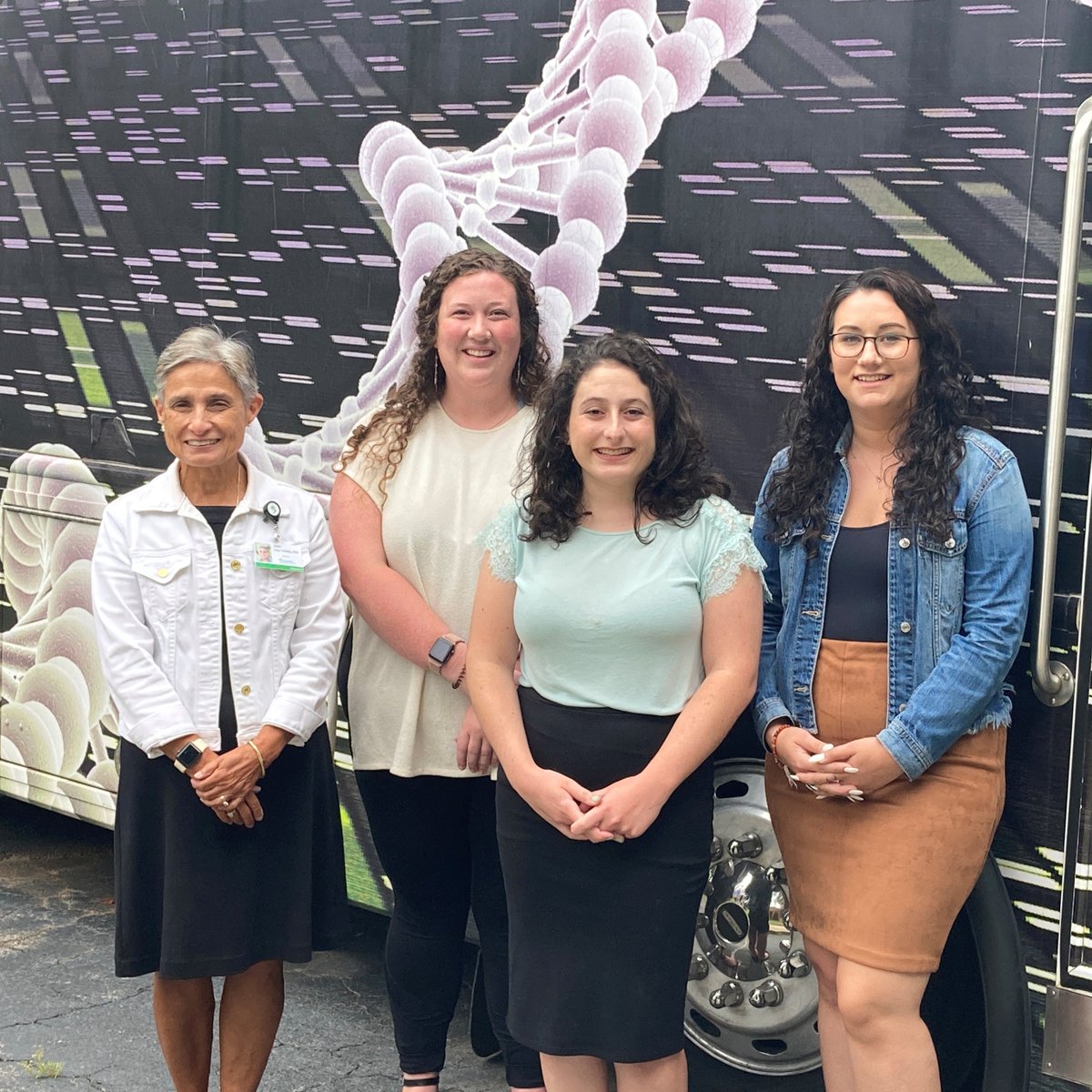 GreenwoodGenCtr's tweet photo. Our outreach @ggc_education team is gearing up for the 2022-23 school year! SC teachers, it's time to get in touch! Request a visit from the Gene Machine or Helix Express! Hurry, our schedule will fill up quickly! https://t.co/jIvrQxyAm1 #GeneMachine #HelixExpress https://t.co/Wod02ngdVj