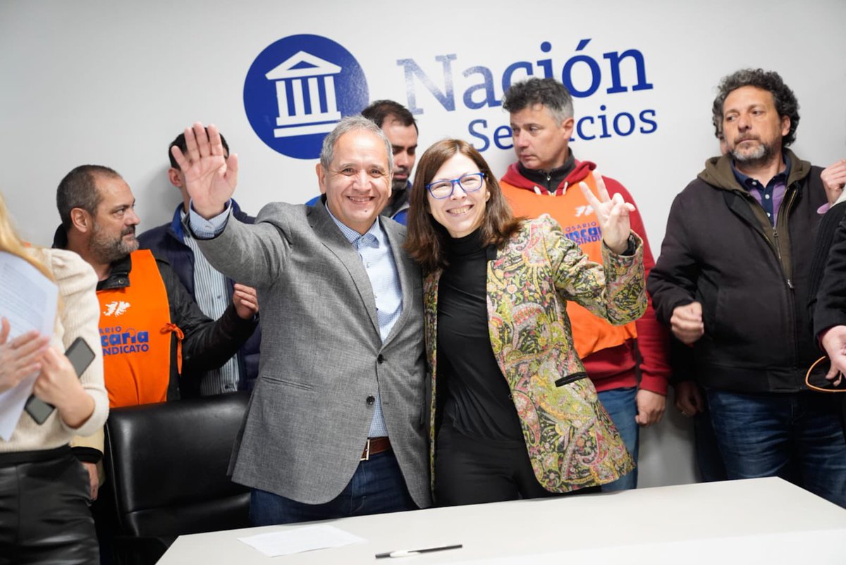 SergioOPalazzo's tweet photo. En el día de hoy firmamos junto a la Presidenta del BNA Silvina Batakis y las autoridades de Nación Servicios, el acuerdo mediante el cual a partir del 1/9/22 la empresa Nación Servicios aplicará a todos sus trabajadores/as el CCT18/75 de la actividad bancaria… https://t.co/UFwlhsF8c6