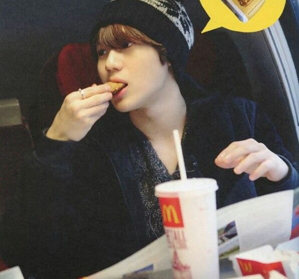 SHINeeating's tweet photo. Taemin + McDonald's 🍟

#Taemin #Shinee #shineeating https://t.co/jl8UyJriZ8