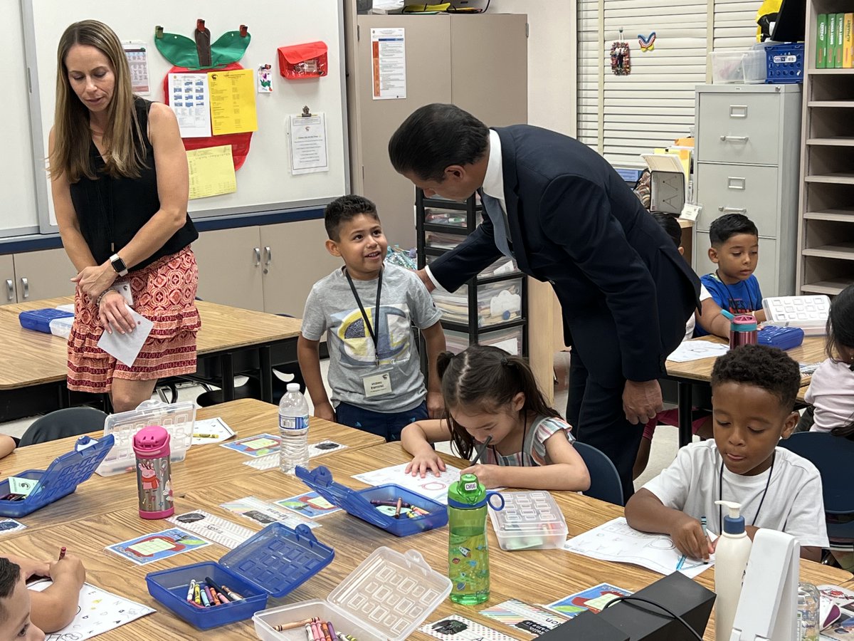 LAUSDSup's tweet photo. It was wonderful meeting @ColumbusAveES students, staff and parents to welcome them to a new year. Lisa Salazar with @LACityYouth joined me as we look to expand opportunities for our students across LA. https://t.co/OcptAoZxk3