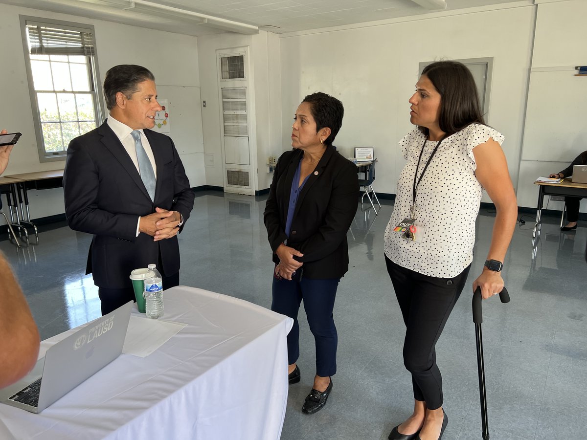 LAUSDSup's tweet photo. It was wonderful meeting @ColumbusAveES students, staff and parents to welcome them to a new year. Lisa Salazar with @LACityYouth joined me as we look to expand opportunities for our students across LA. https://t.co/OcptAoZxk3