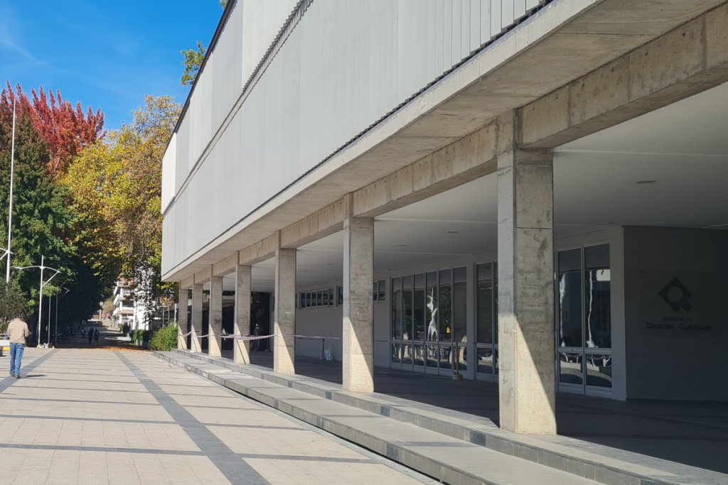 #comunidadfcq 📌La Dirección de Servicios de la Universidad de Concepción ya tiene todo listo para comenzar la construcción de un cuarto piso en el bloque dos de la Facultad de Ciencias Químicas bit.ly/3A7073I. 👏🥳
Fuente: #NoticiasUdeC