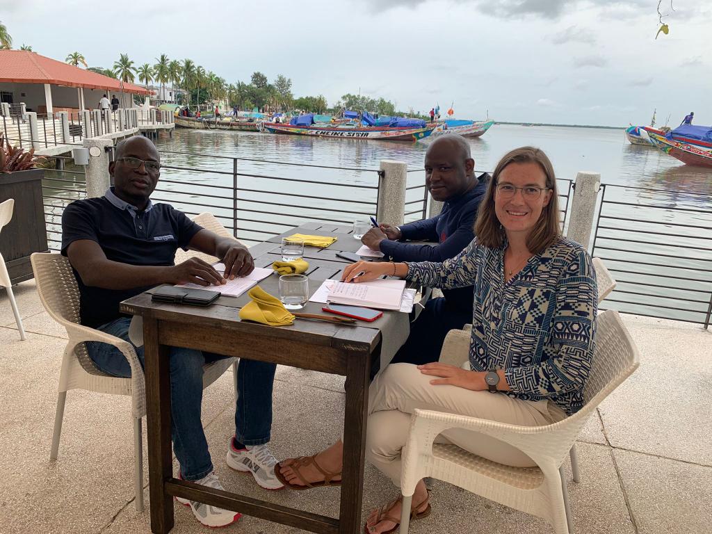 KAS_Etatdedroit's tweet photo. Cet après-midi nous avons renconté notre partenaire #CASADES échanger sur les détails de la mise en place d'un Forum sur la #CriminalitéTransfrontalière en #Casamance, #Gambie et #GuinéeBissau qui aura lieu en Novembre à #Ziguinchor.
#Paix #RuleOfLaw #Securité https://t.co/OfRNNGgziC