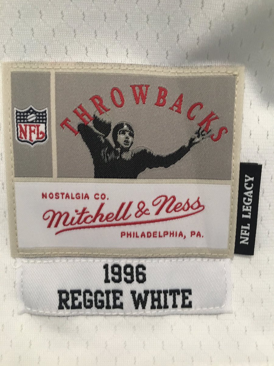 IsiahSr92's tweet photo. Me and my girl 5 year anniversary is tomorrow. Different work schedules so we exchanged some gifts today. I’m geeked rn! She snapped 🔥 #GoPackGo #RIPReggieWhite https://t.co/mhVsPuZSwj