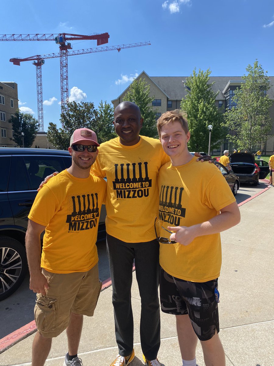 E21bb's tweet photo. Honored to be able to work Mizzou Move in with @coachdgates !!  M-I-Z! https://t.co/p8KtXXGp88