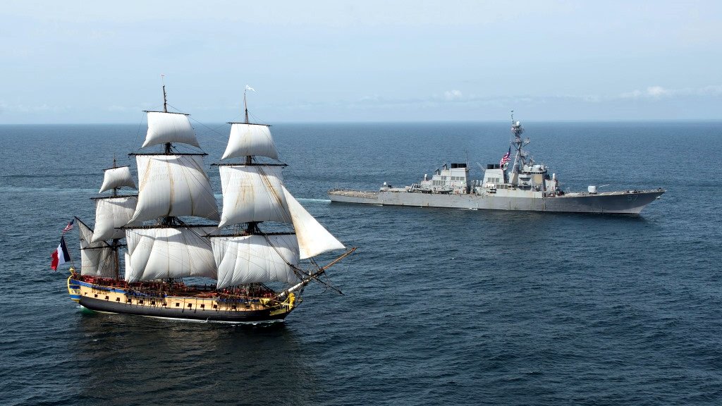 USS Mitscher (DDG 57) & French tall ship replica Hermione at the Battle of the Capes site in 2015.
The original Hermione brought Gen Lafayette to the US in 1780 to inform Gen George Washington that a French army was headed there to help in the war.
 #WarshipWednesday 🇺🇸🇫🇷