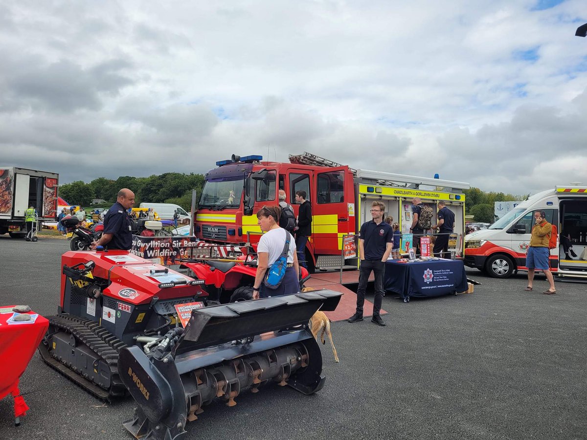 ArsonMaww's tweet photo. Great to be engaging with so many today at Pembrokeshire County Show
Come and say 👋 tommorrow and discuss concerns or get advice.
#workingwithfarmers #burningadvice #safetyfirst #communityengagement
@mawwfire @Richfelton737 @neilbutch https://t.co/QSulrkAEMJ