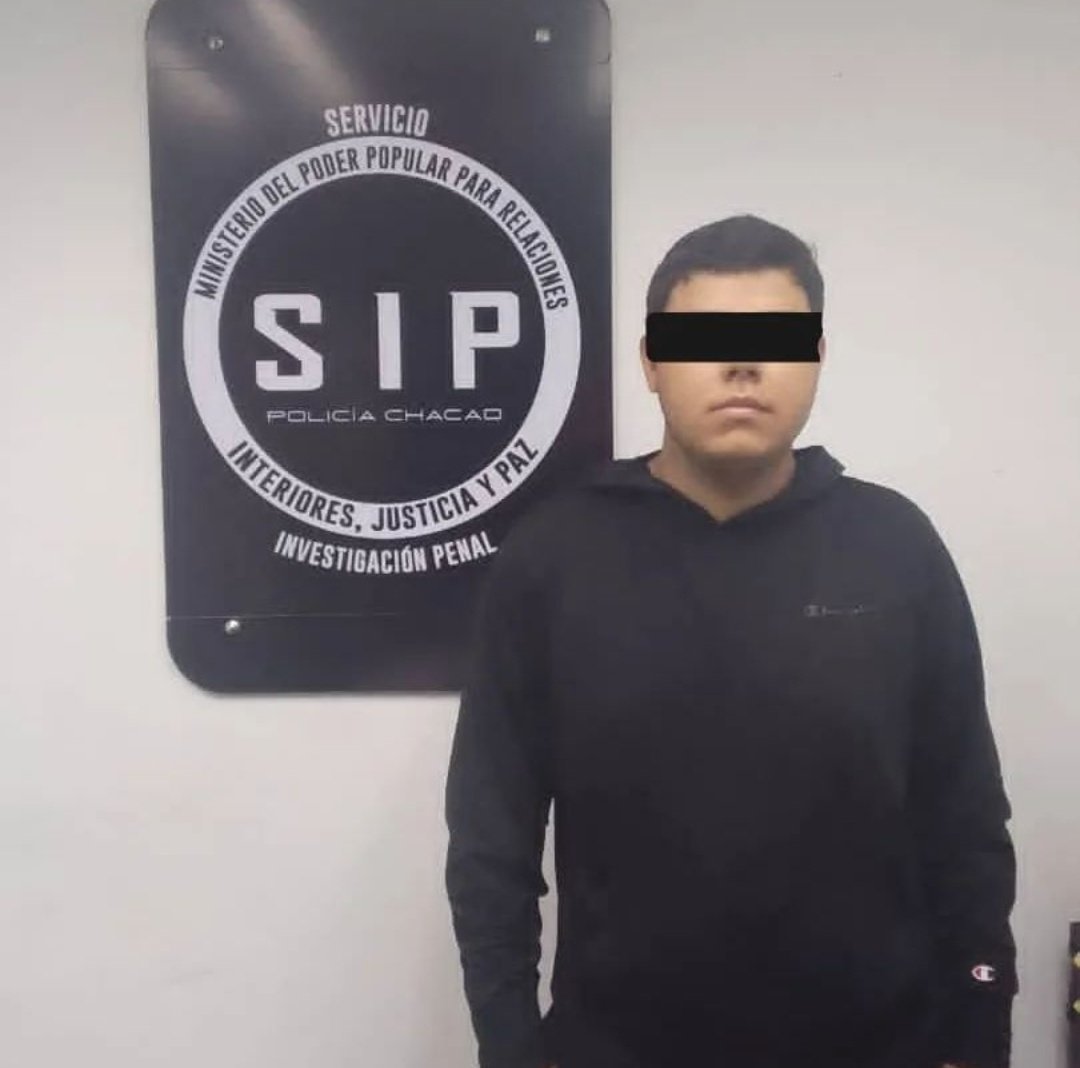 DarvinsonRojas's tweet photo. Polichacao capturó a Moisés Antonio Atencio, de 21 años, denunciado por robo por conductores que trabajan para Ridery.

Pidió una carrera desde el Centro Sambil Caracas y un chófer avisó a los policías cuando recibió la solicitud desde un número reportado.

@duquegustavoS https://t.co/sVQ2Ue0r04