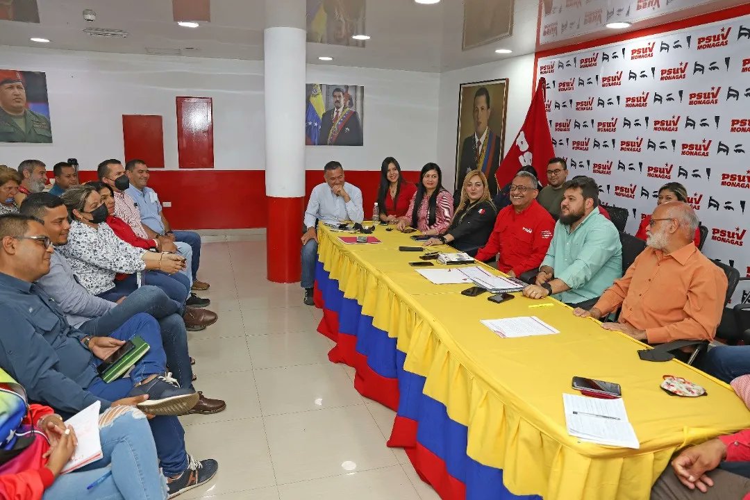 ErnestoLunaPsuv's tweet photo. Como lo ha ordenado el presidente @NicolasMaduro dimos las orientaciones políticas necesarias a los órganos auxiliares municipales, que son los responsables de monitorear las elecciones en sus respectivas jurisdicciones, para garantizar que la renovación de las estructuras https://t.co/pRVZtf5rOA