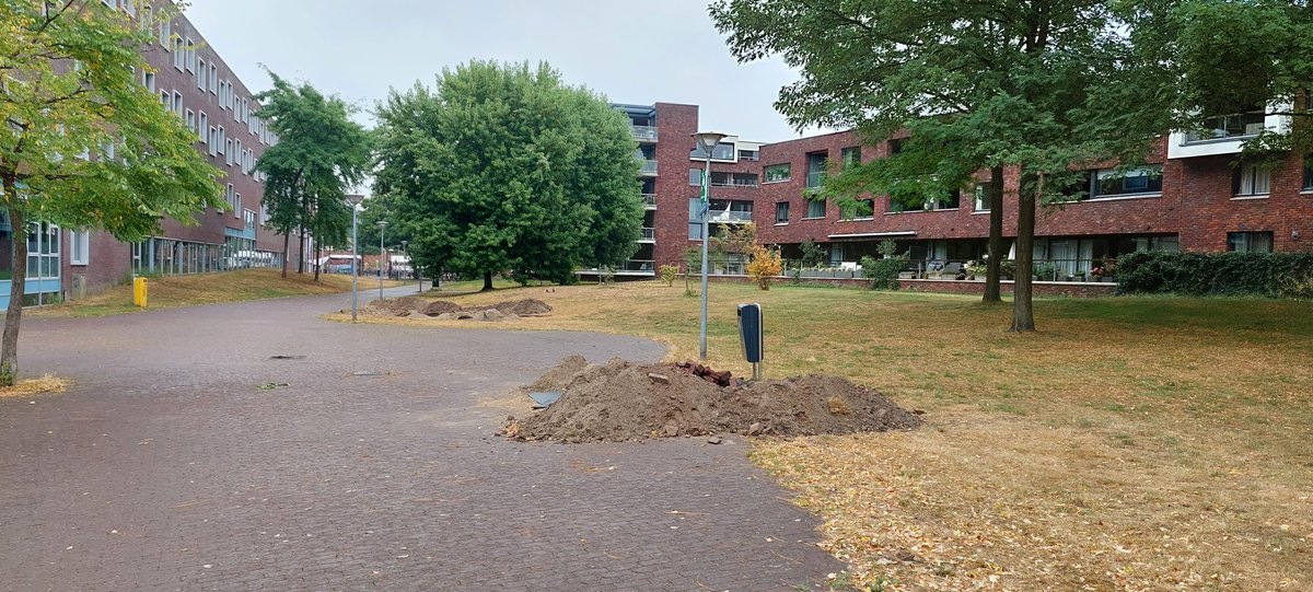 Dan word ik toch nieuwsgierig <a href="/GemeenteUtrecht/">Gemeente Utrecht</a> waarom hier deze week op twee plaatsen aan de Jacob Westerbaenstraat is gegraven en dit nu gewoon zo open is achtergelaten