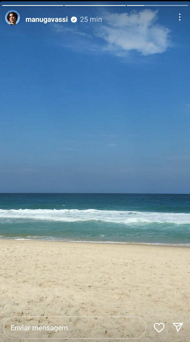 PortalBruvassi's tweet photo. Uma de folga curtindo a Praia e a outra trabalhando. 🤍 #Bruvassi https://t.co/fux71F3H08