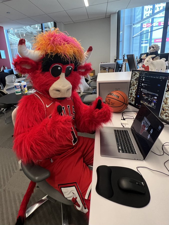 FaYlmfOWIAMmUy5?format=jpg&name=900x900