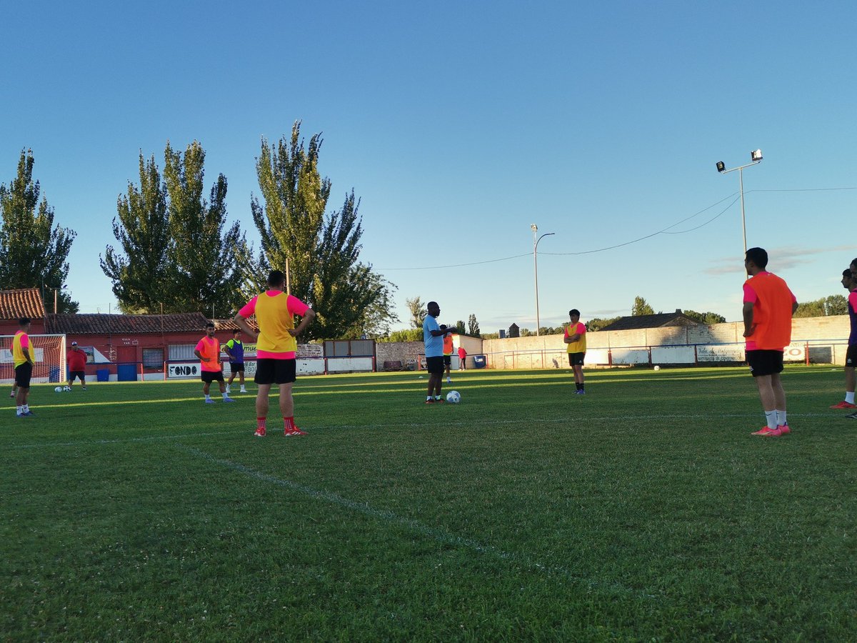 cdvillada1's tweet photo. Primer día de clase.
A falta aún de incorporaciones  22 jugadores se han calzado las botas en el día de hoy.
Esto empieza
#VamosVillada🔴🔵 https://t.co/NkuRnBraKz