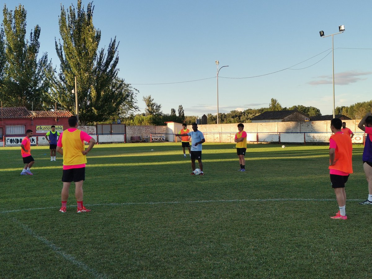 cdvillada1's tweet photo. Primer día de clase.
A falta aún de incorporaciones  22 jugadores se han calzado las botas en el día de hoy.
Esto empieza
#VamosVillada🔴🔵 https://t.co/NkuRnBraKz