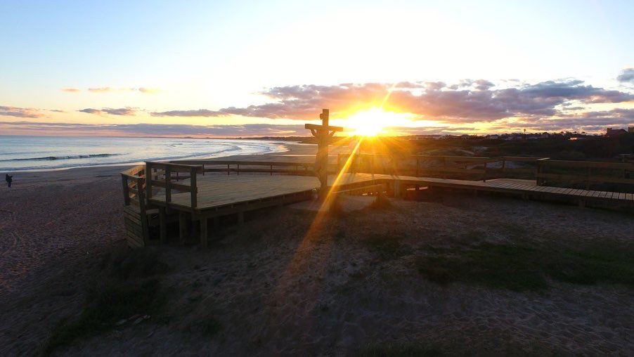 GobiernoRocha's tweet photo. EL ATARDECER ROCHENSE🙌
👉La Dirección de Turismo junto al Ministerio de Turismo continúan llevando adelante la colocación de bajadas temáticas a las playas. https://t.co/x2MgIYPtrq