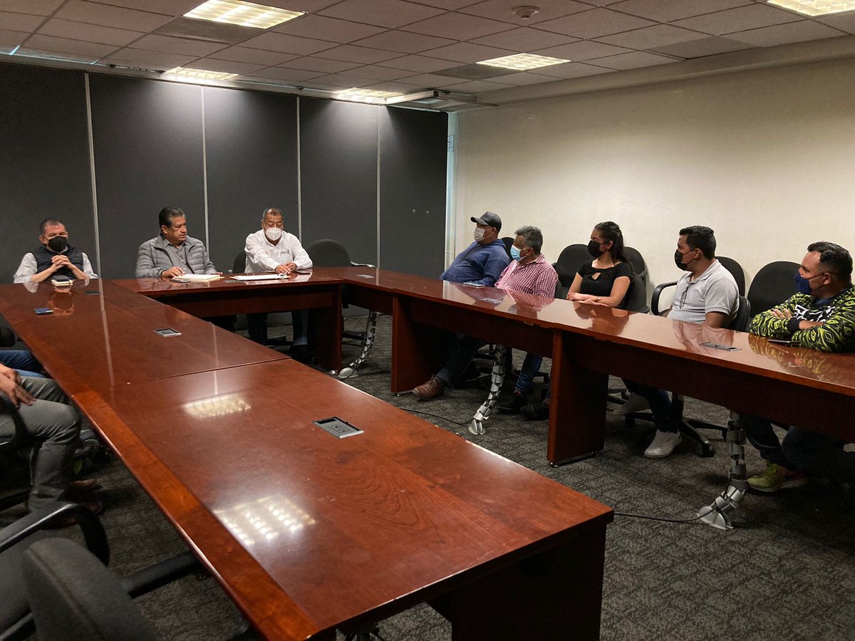El día de hoy, en las instalaciones de la @SEGEGO_GobOax, el subsecretario Javier Jimenez Herrera, con la representación de la <a href="/CGAR_GobOax/">Coordinación General de Atención Regional</a>, sostuvo una reunión con la autoridad municipal de San Mateo Rio Hondo, Miahuatlán.