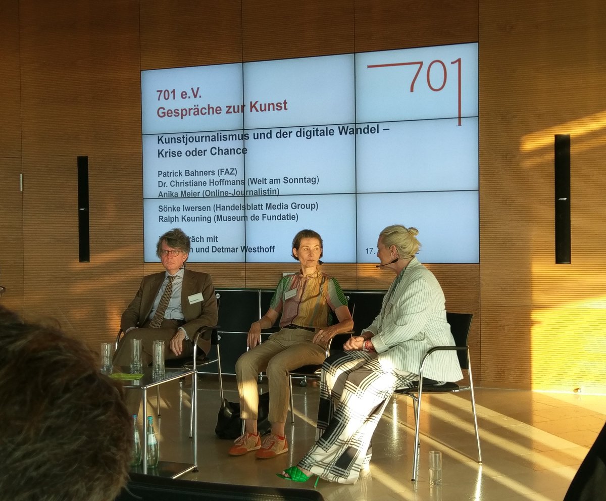 Klare Statements bei Podiumsdiskussion von #701ev #Düsseldorf zu Kunstjournalismus und digitalem Wandel mit <a href="/chhoffmans/">Christiane Hoffmans</a> und <a href="/pbahners/">Patrick Bahners</a>