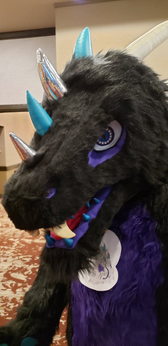 AlloyFirescale's tweet photo. I found this amazing dragon at #WPFC2022.
I love the variety of different horns\spikes\teeth that they have!   RAWR!  

Their badge says "Kumi Naga".  If you know their Twitter name, please tag them here.

🐉: Kumi Naga

#wpfcon #wpfcon2022 #wpfcon22 #WildPrairieFurCon #dragons https://t.co/YW2cyNENUP