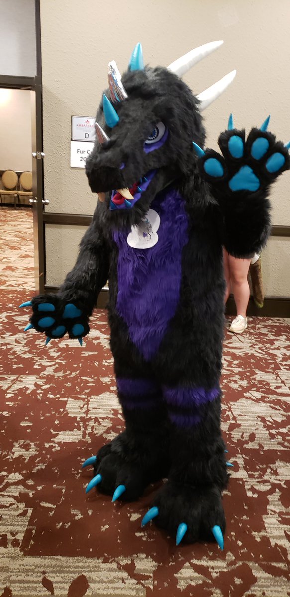 AlloyFirescale's tweet photo. I found this amazing dragon at #WPFC2022.
I love the variety of different horns\spikes\teeth that they have!   RAWR!  

Their badge says "Kumi Naga".  If you know their Twitter name, please tag them here.

🐉: Kumi Naga

#wpfcon #wpfcon2022 #wpfcon22 #WildPrairieFurCon #dragons https://t.co/YW2cyNENUP