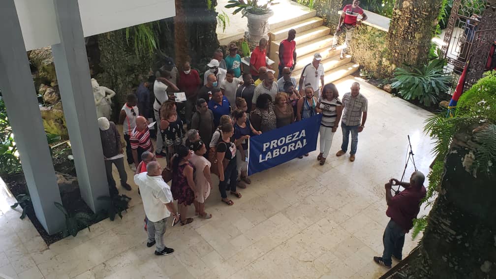 GecalOficial's tweet photo. Entrega en Las Ruinas del Parque Lenin Reconocimiento a los trabajadores de SECONS, por los sucesos del Hotel Saratoga y entrega de la Bandera de Proeza Laboral.
#GECAL 
#CuvaVive https://t.co/SerZUgDJFi