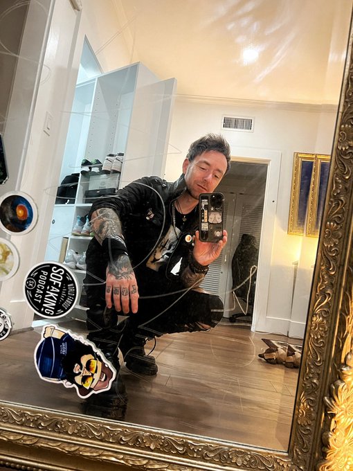 So apparently me dressing up for Emo night and me getting coffee is the exact same person 🫠😂 https://t