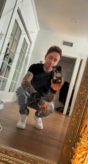 So apparently me dressing up for Emo night and me getting coffee is the exact same person 🫠😂 https://t