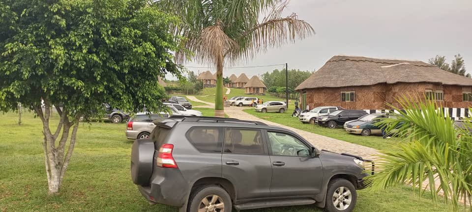 QESafariLodge's tweet photo. Queen Elizabeth safari Lodge hosting Her Excellence Vice president of Uganda Hon.  @jessica_alupo 🤝🤝Thanks for coming through 👏👏.. &amp; looking forward to hosting you &amp; the team here at @QESafariLodge once again https://t.co/ZUIfNZmtao