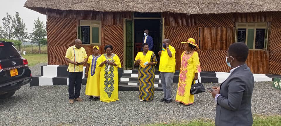 QESafariLodge's tweet photo. Queen Elizabeth safari Lodge hosting Her Excellence Vice president of Uganda Hon.  @jessica_alupo 🤝🤝Thanks for coming through 👏👏.. &amp; looking forward to hosting you &amp; the team here at @QESafariLodge once again https://t.co/ZUIfNZmtao