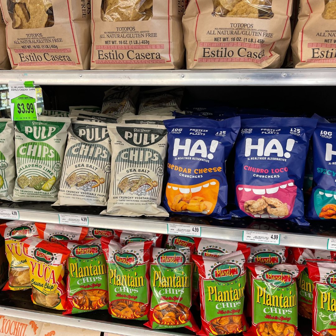 podfoodsco's tweet photo. Look who we spotted #ontheshelves at @freshfarmsinternational 💜

Treat yourself with these amazing products from our brands Pulp Pantry, Ha! Snacks, Mmmly, Blackbird Foods and Myracle Kitchen!

#podfoods #grocerychic #speedtoshelf https://t.co/s000f0xV21
