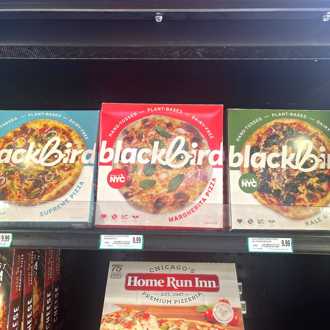 podfoodsco's tweet photo. Look who we spotted #ontheshelves at @freshfarmsinternational 💜

Treat yourself with these amazing products from our brands Pulp Pantry, Ha! Snacks, Mmmly, Blackbird Foods and Myracle Kitchen!

#podfoods #grocerychic #speedtoshelf https://t.co/s000f0xV21