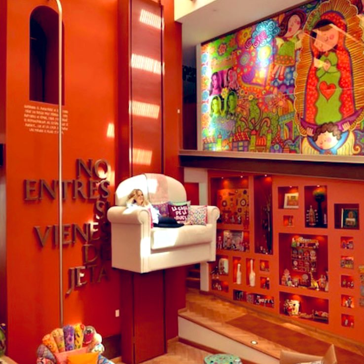 SoyAd_Oficial's tweet photo. #AmparinSerrano, creadora de la marca #Distroller y #ExIntegrante del grupo #Flans, falleció el pasado 12 de agosto. #Extraoficialmente se dice que su fallecimiento se debió a una caída del sillón-elevador que habilitó en su peculiar casa de la CDMX.
#SoyAd🎧 https://t.co/b16y3pAurY