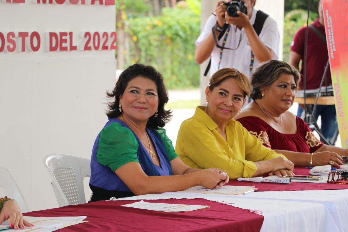 MayteZapata_'s tweet photo. Continuaremos avanzando en el empoderamiento emocional, la formación academica y la capacitación de nuestras mujeres para sean nuestros ojos y oídos, y así ayudar a otras mujeres que no se atreven a levantar la mirada ni la voz porque hoy están siendo violentadas. (2/2) https://t.co/mf3yaT6nIh