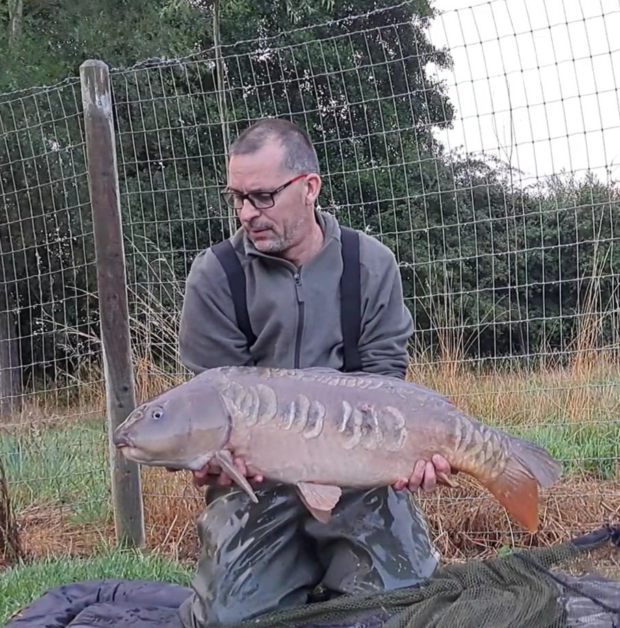 andy_the_angler's tweet photo. Another downpour , another #bite as it was easing off . #mirrorcarp #fishing #carping #notcamping 23..09 apple plate . I think this one's called Tyson. https://t.co/Lh9OvGAt4c