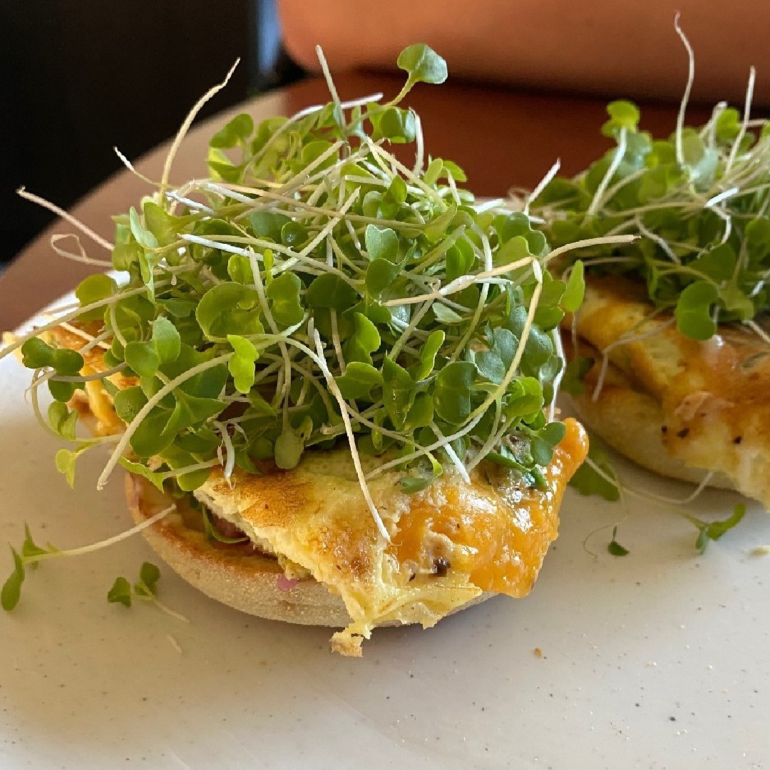 ALLWaysLocal's tweet photo. ⭐ ⭐ ⭐ ⭐ ⭐  This healthy 5-star breakfast sandwich gets a boost from fresh #microgreens on top of a protein-packed egg and English muffin. 

Find @ALLWaysLocal microgreens at a grocery store near you: https://t.co/oUfXJpMEqu https://t.co/j9Lg3MU7wa
