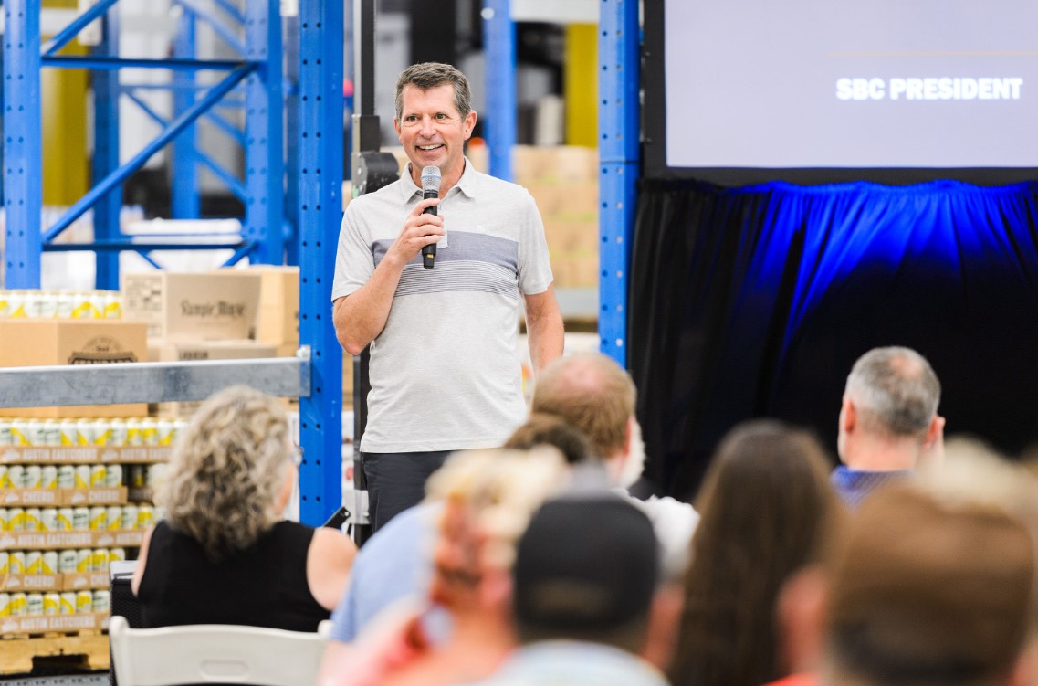 SBCKansas's tweet photo. ✨SBC Summer Celebration!✨We were thrilled to get our #SBCKansas team members together to officially celebrate our warehouse expansion project&amp; toast the end of summer! We were pumped to have @RuddFoundation &amp; Miss KS, Ayanna Hensley join us! 
#LetsRise #Team #Celebration https://t.co/n6NHBibE3Z