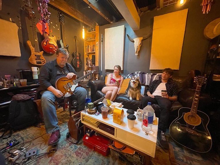 JackValeroMusic's tweet image. Had such a brilliant time at Wildwood Recording working with @sonnyratcliff, @georgiaweberbas, @TeddyKumpel and #KelleySwindall. Was an absolute pleasure and can’t wait to hear the first mix of the track we recorded! 🎶