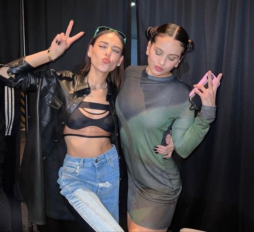 RadioDisneyLA's tweet photo. 😍@dannapaola asistió al show de @Rosalia en México y se tomaron estas fotos juntas. ❤️ ¿Te gustaría escuchar una colaboración de ellas dos? https://t.co/UXWYIeA9TC