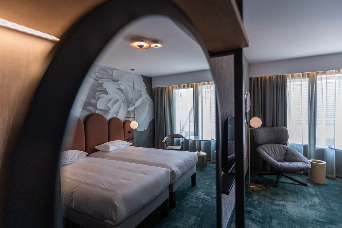 MercureDebrecen's tweet photo. Nyitva a Mercure Debrecen – már foglalhatók szobák

Augusztus 15-én megnyitotta kapuit a négycsillagos Mercure Debrecen.

https://t.co/iXYQzp1MKM
 
#mercuredebrecen #accor #mercurehotels #bajcsyinvest #szinorg #debrecen #winestone #bordépítészstúdió https://t.co/1owikY2hgj