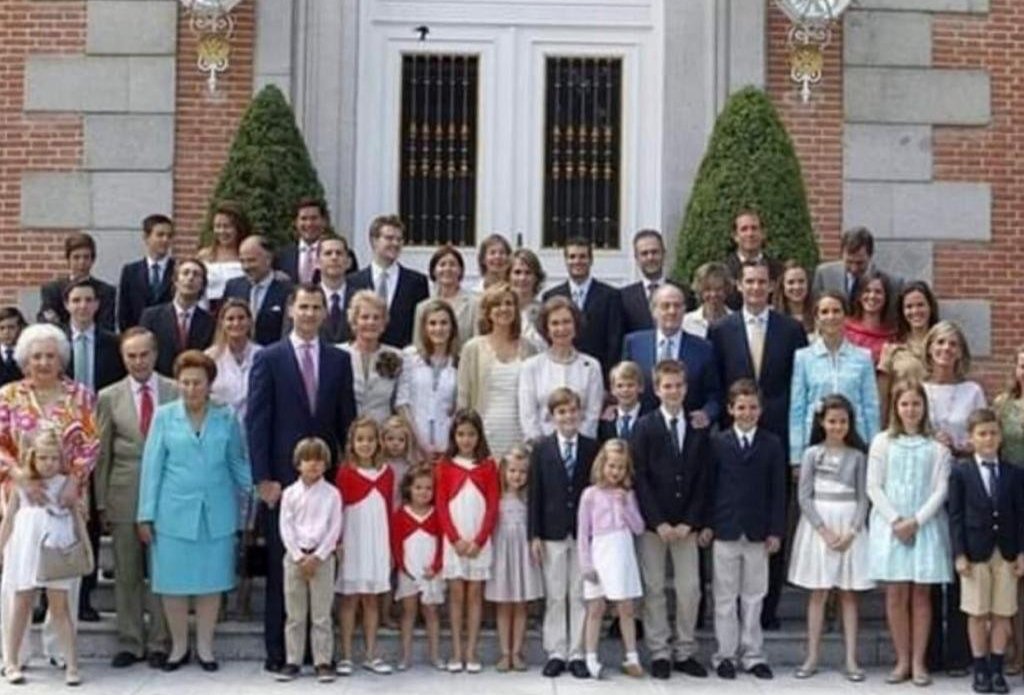 Mantenemos a la familia real.

Esa familia ejemplar, transparente, austera, bienavenida y muy campechana. 

UNA GRAN FAMILIA!

 #ElFuturoEsRepublicano
